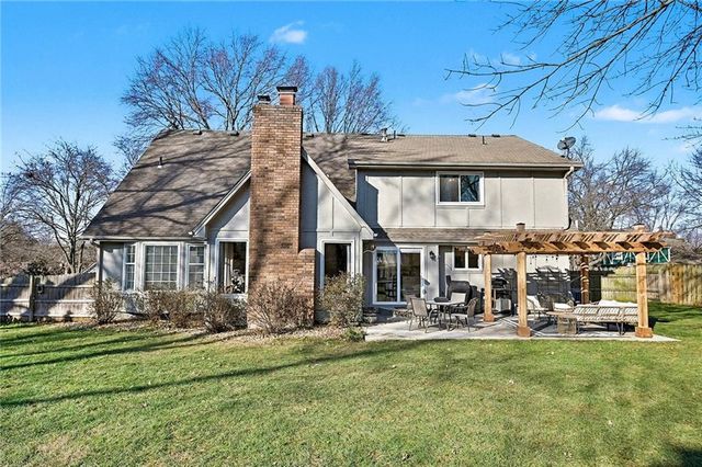 8011 W 113th Street, Overland Park, KS 66210