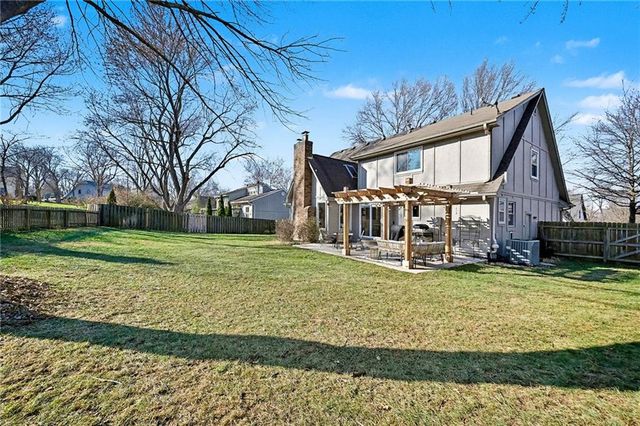 8011 W 113th Street, Overland Park, KS 66210