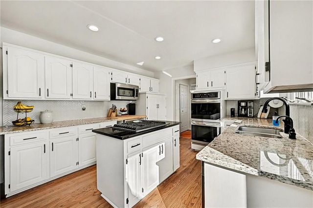 8011 W 113th Street, Overland Park, KS 66210