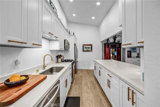 5805 Whitsett Avenue 201, Valley Village, CA 91607