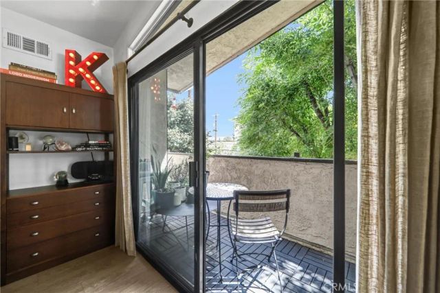 5805 Whitsett Avenue 201, Valley Village, CA 91607