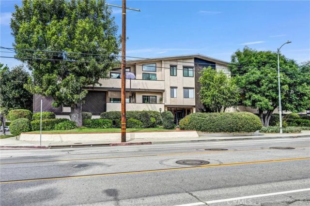5805 Whitsett Avenue 201, Valley Village, CA 91607