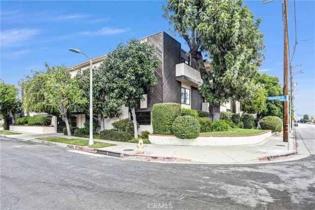 5805 Whitsett Avenue 201, Valley Village, CA 91607