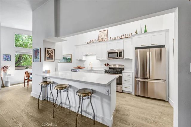 5805 Whitsett Avenue 201, Valley Village, CA 91607