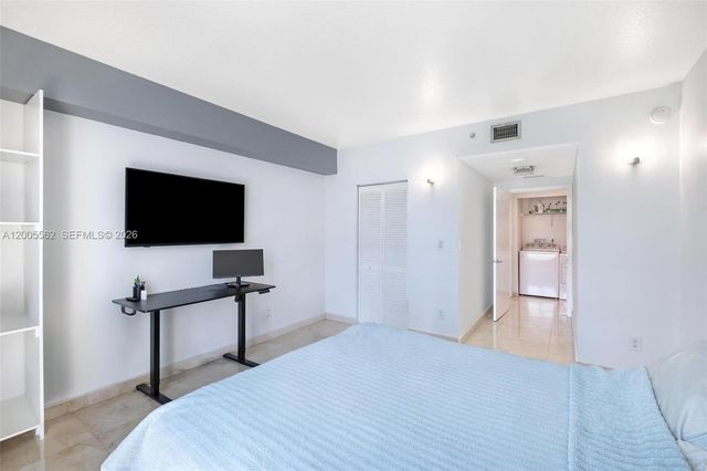 325 S Biscayne Blvd 823, Miami, FL 33131