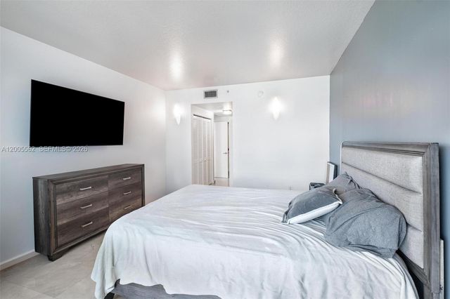 325 S Biscayne Blvd 823, Miami, FL 33131