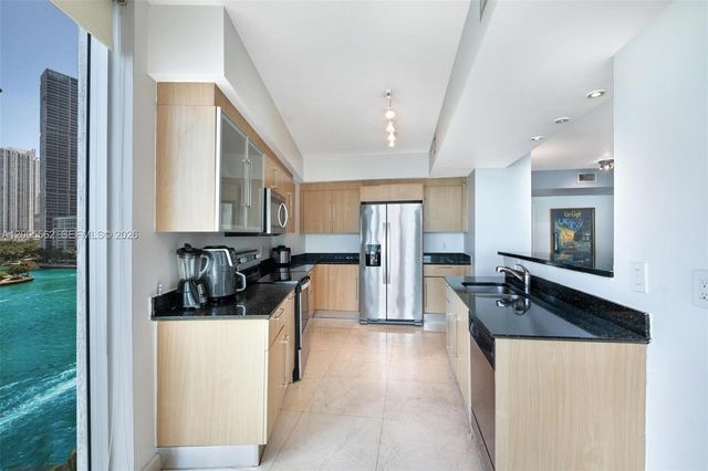 325 S Biscayne Blvd 823, Miami, FL 33131