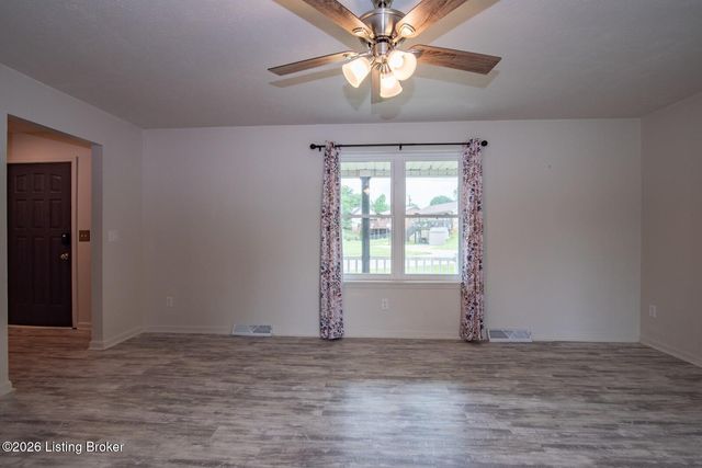 102 Kristen Ct, Radcliff, KY 40160