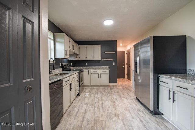 102 Kristen Ct, Radcliff, KY 40160
