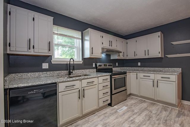 102 Kristen Ct, Radcliff, KY 40160