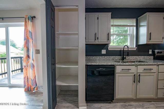 102 Kristen Ct, Radcliff, KY 40160
