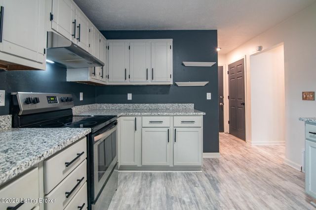 102 Kristen Ct, Radcliff, KY 40160