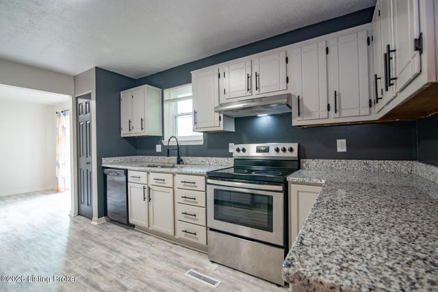 102 Kristen Ct, Radcliff, KY 40160
