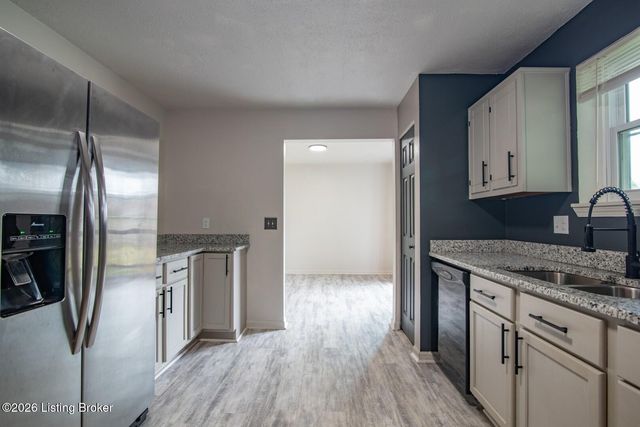 102 Kristen Ct, Radcliff, KY 40160