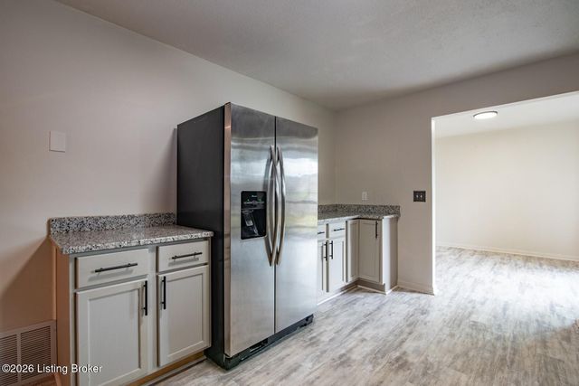 102 Kristen Ct, Radcliff, KY 40160
