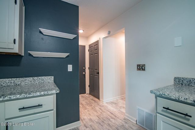 102 Kristen Ct, Radcliff, KY 40160
