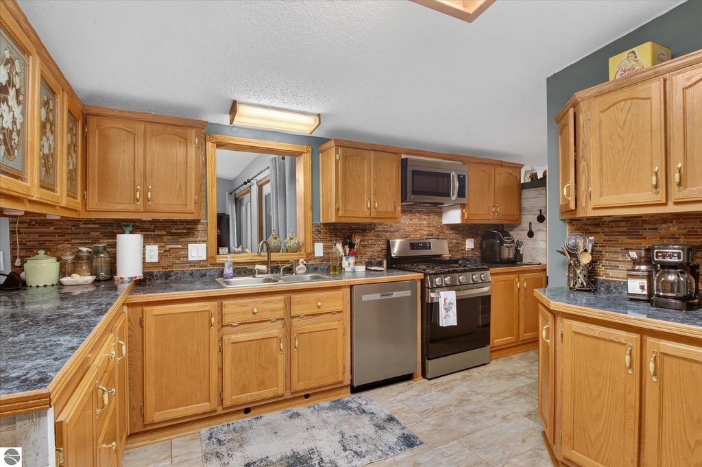 Image 12 of property listing at 6486 N Winans Road, Alma, MI 48801