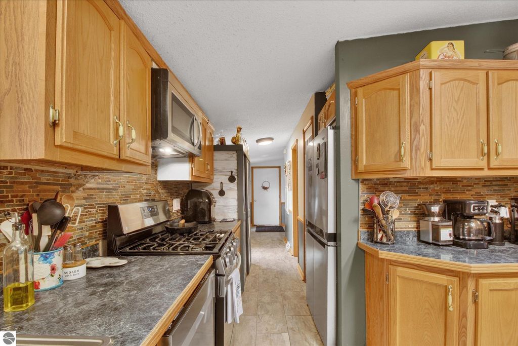 Image 14 of property listing at 6486 N Winans Road, Alma, MI 48801