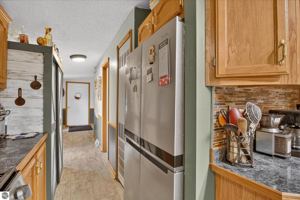 Image 15 of property listing at 6486 N Winans Road, Alma, MI 48801