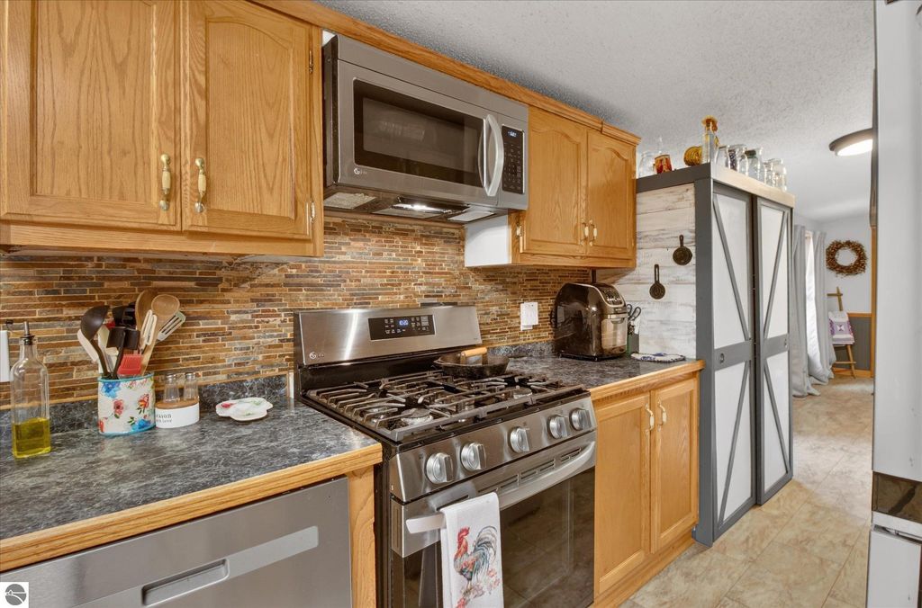 Image 16 of property listing at 6486 N Winans Road, Alma, MI 48801