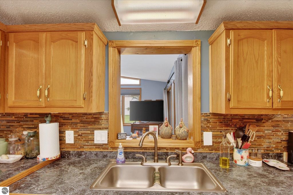 Image 17 of property listing at 6486 N Winans Road, Alma, MI 48801
