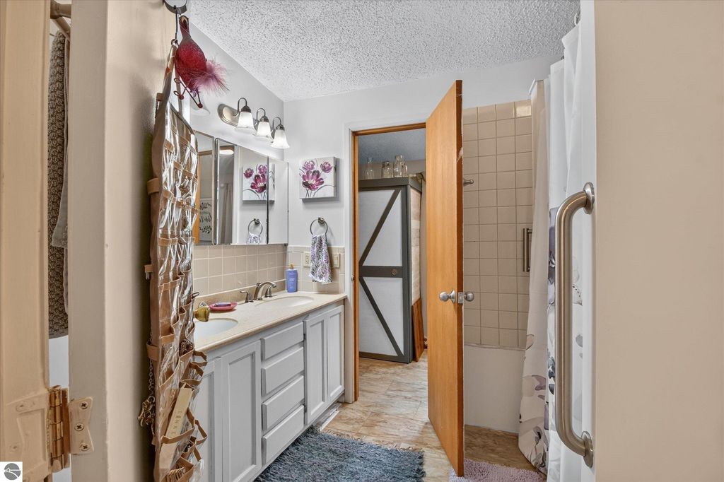 Image 26 of property listing at 6486 N Winans Road, Alma, MI 48801