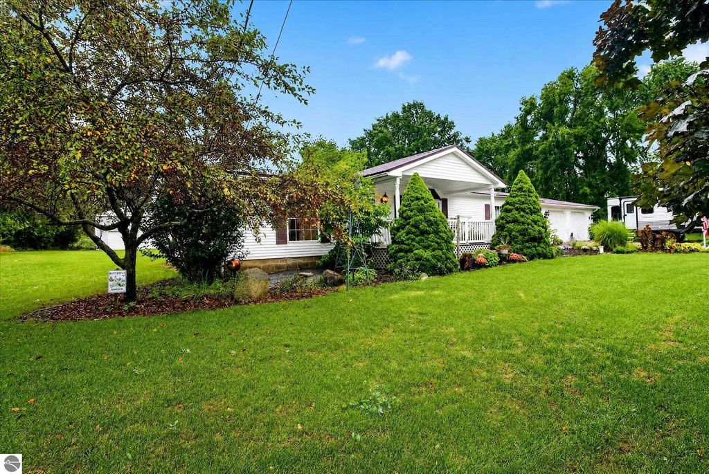 Image 3 of property listing at 6486 N Winans Road, Alma, MI 48801