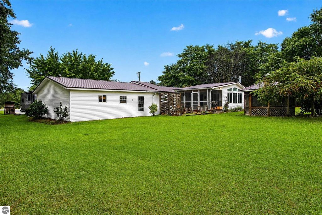 Image 35 of property listing at 6486 N Winans Road, Alma, MI 48801