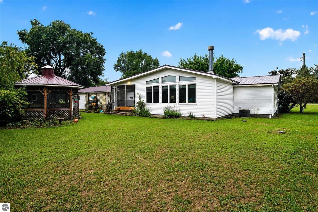 Image 37 of property listing at 6486 N Winans Road, Alma, MI 48801