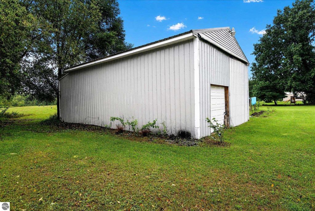 Image 38 of property listing at 6486 N Winans Road, Alma, MI 48801