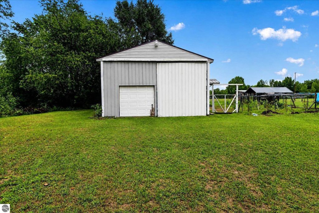 Image 39 of property listing at 6486 N Winans Road, Alma, MI 48801