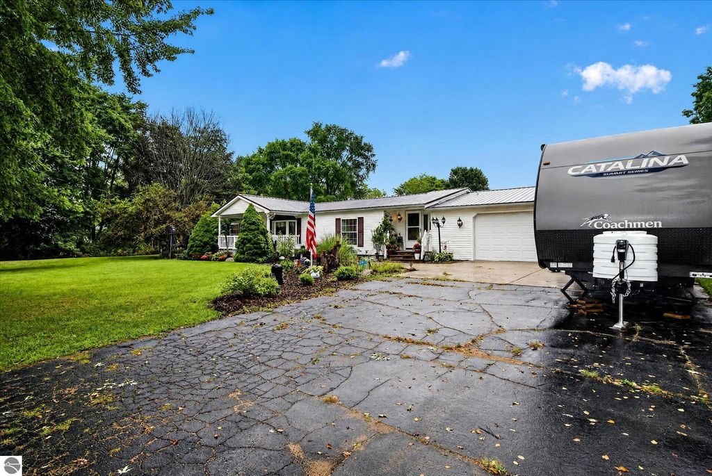 Image 4 of property listing at 6486 N Winans Road, Alma, MI 48801