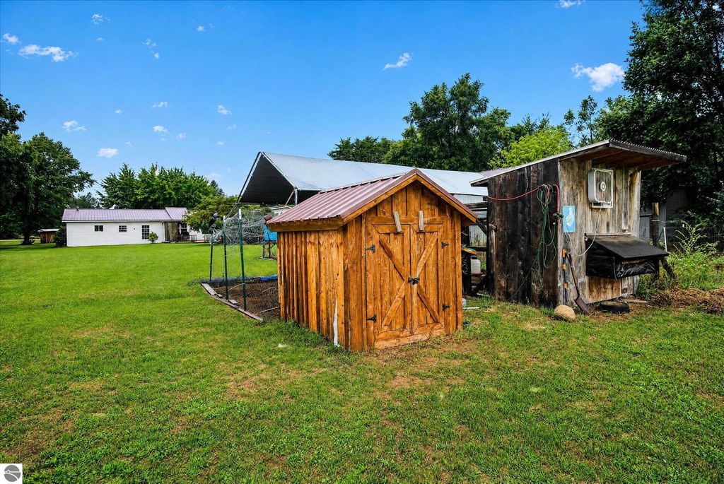 Image 42 of property listing at 6486 N Winans Road, Alma, MI 48801