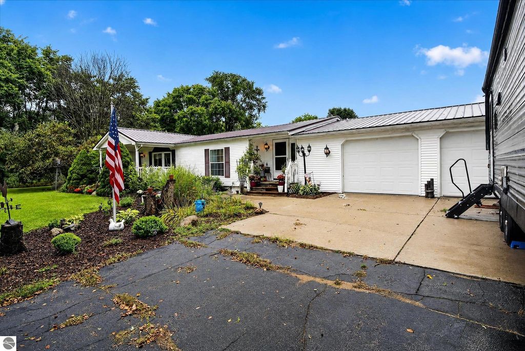 Image 5 of property listing at 6486 N Winans Road, Alma, MI 48801