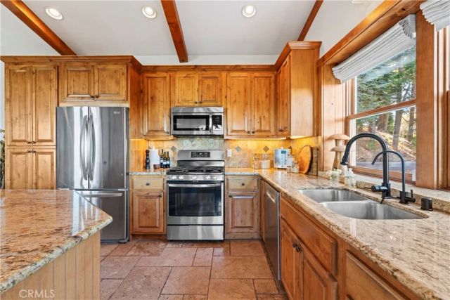 813 Greenbriar Drive, Lake Arrowhead, CA 92385