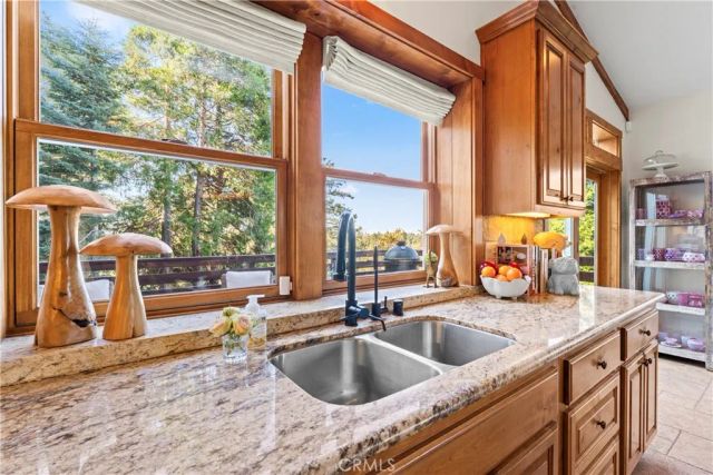 813 Greenbriar Drive, Lake Arrowhead, CA 92385