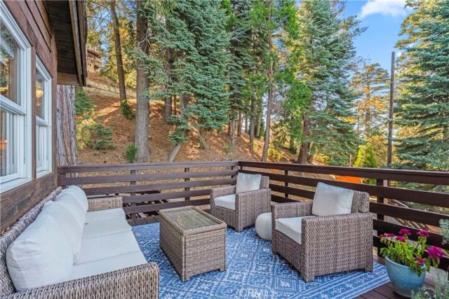 813 Greenbriar Drive, Lake Arrowhead, CA 92385