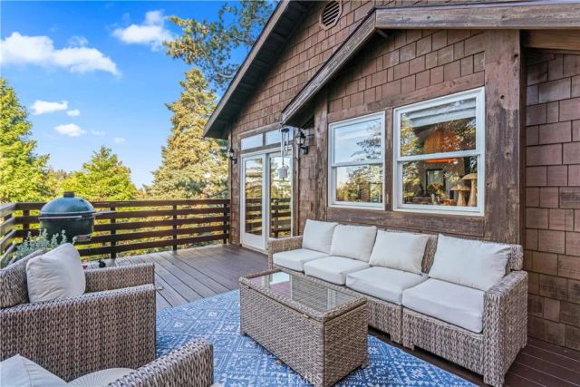 813 Greenbriar Drive, Lake Arrowhead, CA 92385