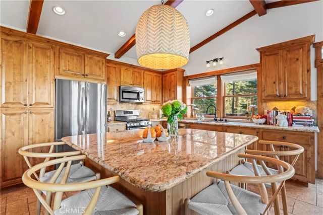 813 Greenbriar Drive, Lake Arrowhead, CA 92385