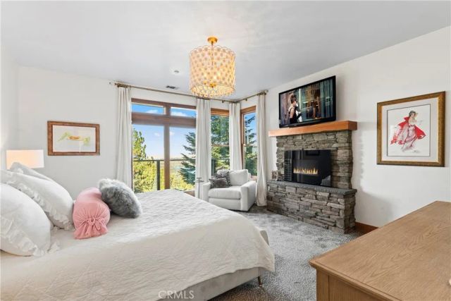 813 Greenbriar Drive, Lake Arrowhead, CA 92385