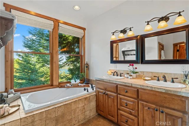 813 Greenbriar Drive, Lake Arrowhead, CA 92385