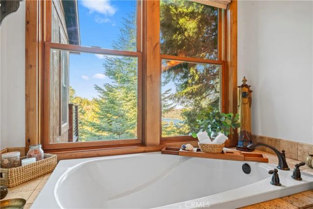 813 Greenbriar Drive, Lake Arrowhead, CA 92385