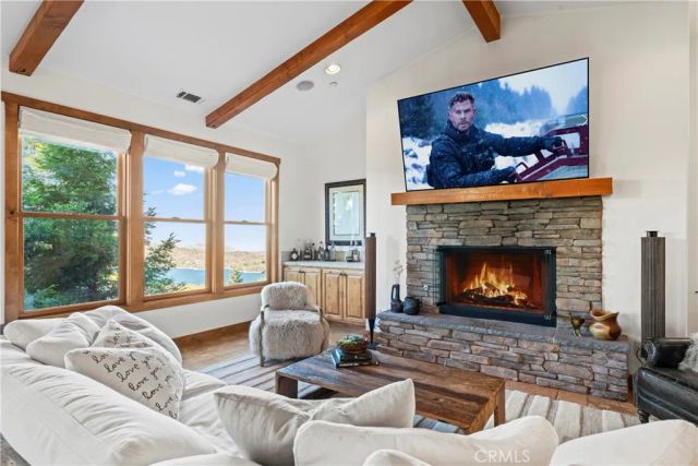 813 Greenbriar Drive, Lake Arrowhead, CA 92385