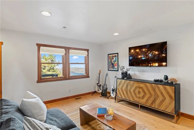 813 Greenbriar Drive, Lake Arrowhead, CA 92385