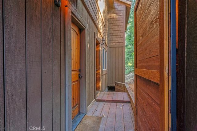 813 Greenbriar Drive, Lake Arrowhead, CA 92385