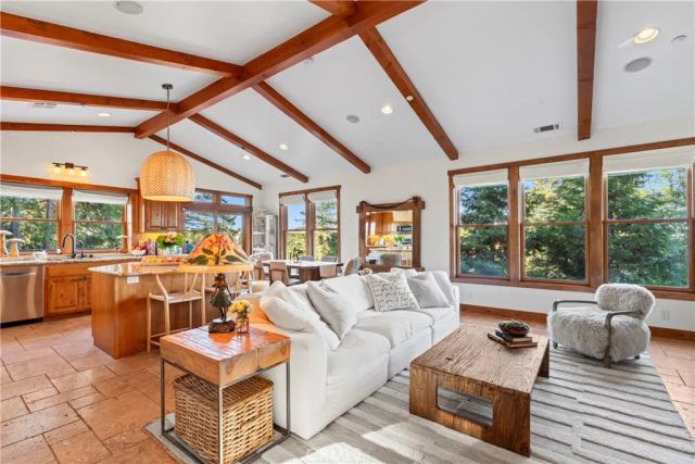 813 Greenbriar Drive, Lake Arrowhead, CA 92385