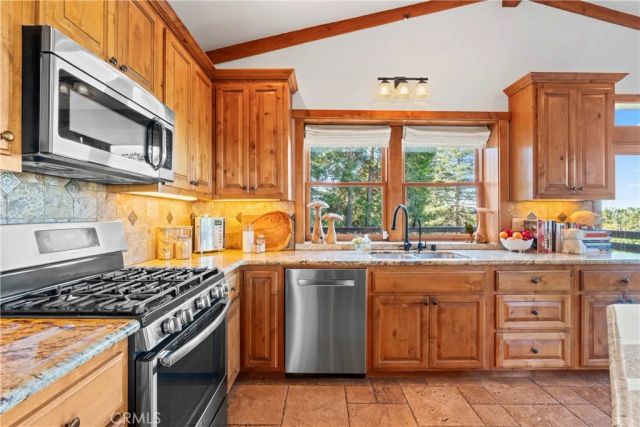 813 Greenbriar Drive, Lake Arrowhead, CA 92385