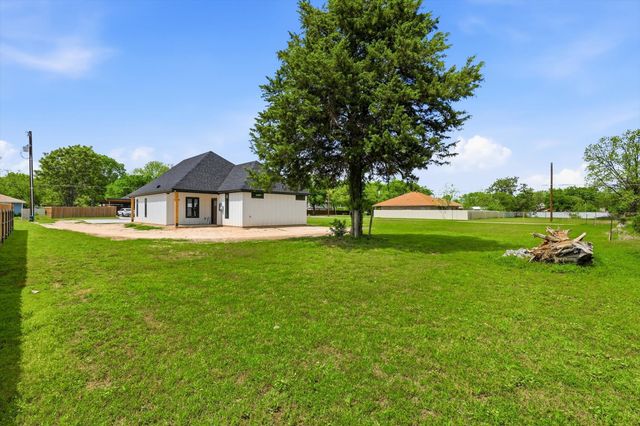 908 Crittendon Street, Bridgeport, TX 76426