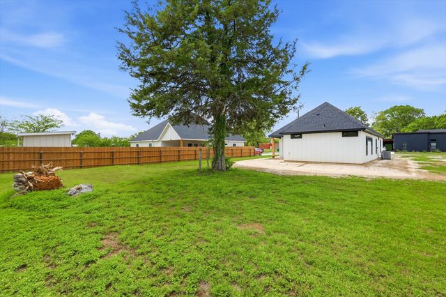 908 Crittendon Street, Bridgeport, TX 76426
