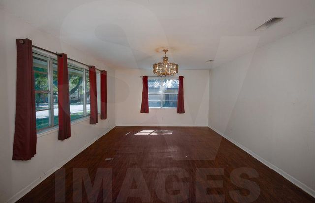 403 4th Ave, Smithville, TX 78957